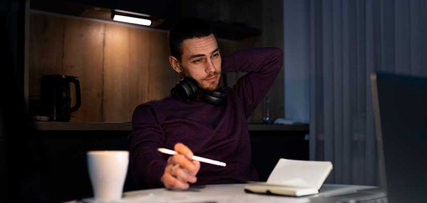 Travail de nuit en postes de 12 heures : risques, effets et recommandations